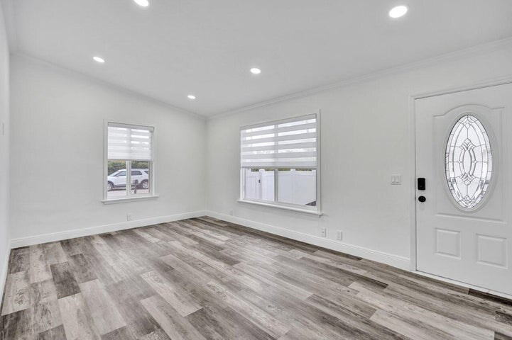 Building Photo - 229 SW 1st Ave