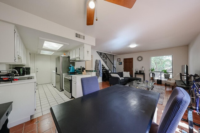 Building Photo - 10410 N 7th Pl