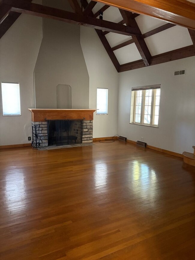 Building Photo - Large 4 bedroom Home for Rent