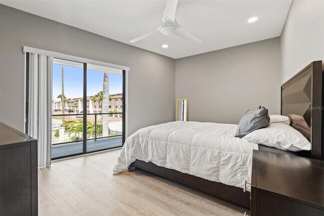 Building Photo - 12400 Capri Cir N