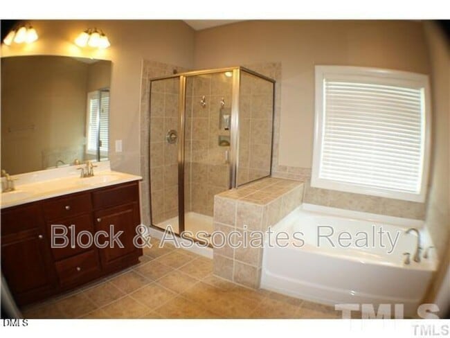 Building Photo - 400 Panorama Park Pl