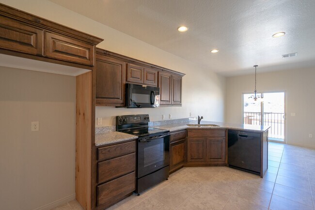Building Photo - Comfortable Townhome Living with Pool Access