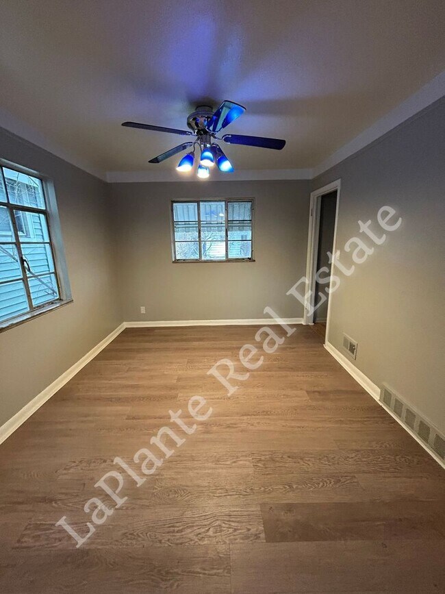 Building Photo - 1421 N Ravine Pkwy