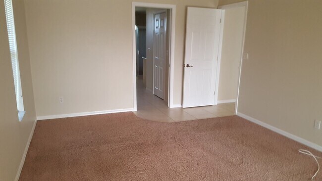 Building Photo - 1405 NE 5th Pl