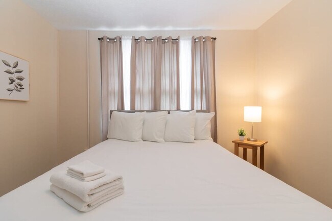 Building Photo - 3912 Crestview Dr