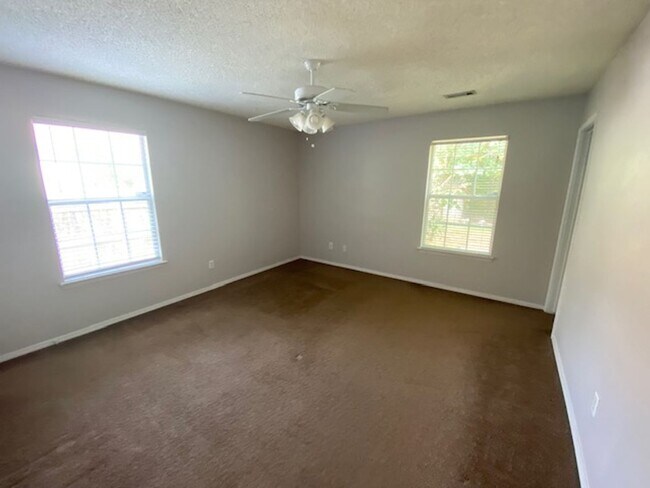 Building Photo - Cute 3 bedroom home in west Fayetteville