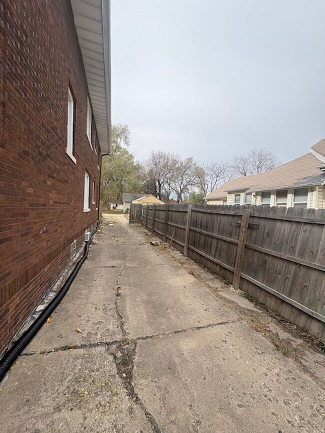 Building Photo - 2405 N Sheridan Rd