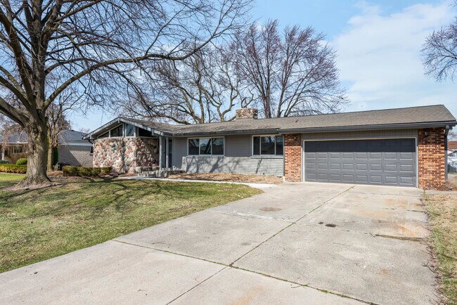 Building Photo - MCM Ranch : Modern 5BR Near Henry Ford & McLaren