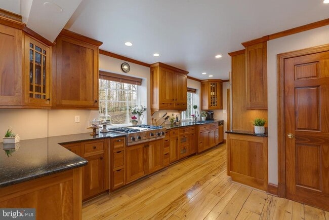 Building Photo - 1057 Vista Dr