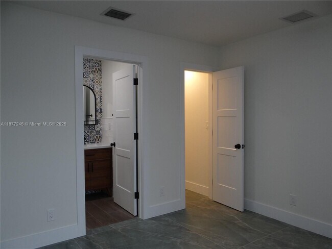 Building Photo - 5980 SW 40th Ave