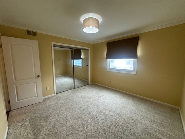 Building Photo - Beautiful 2-bedroom, 2-bath Condo just one block to the beach