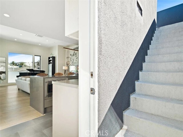 Building Photo - 811 N Detroit St