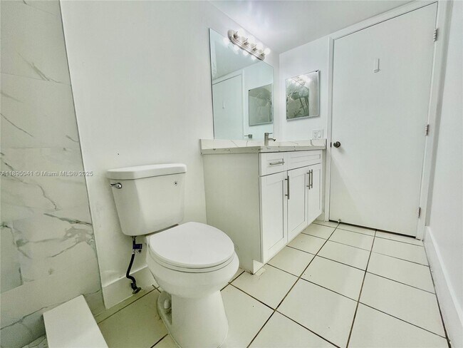 Building Photo - 2209 S Cypress Bend Dr