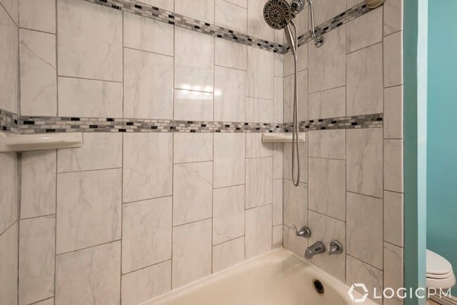 Building Photo - Stunning Single Family Home In Excellent L...