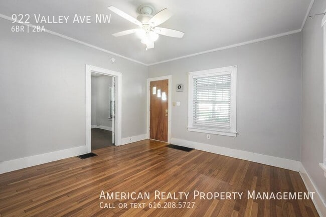 Building Photo - 922 Valley Ave NW