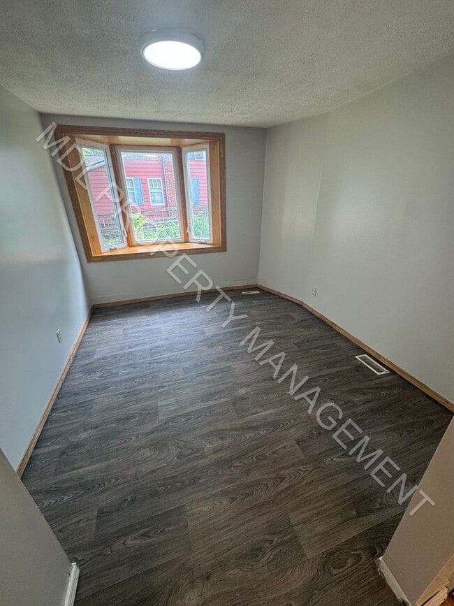 Building Photo - 2 bedroom 1 bathroom w/ additional living ...
