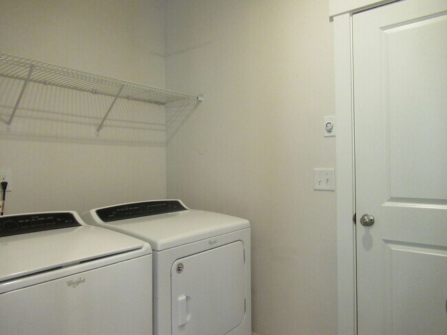 Building Photo - One level 2 bedroom, 2 bathroom home in North Bend