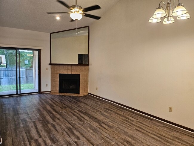 Building Photo - $1150 - 2/2 - Jefferson Square has received a new fresh look.