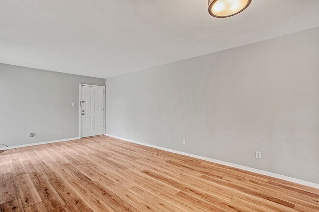 Building Photo - 2 Bed 1.5 bath Condo - Close to UNC!  Beautifully Renovated! $500 off first month's rent!