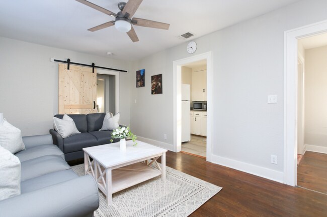 Building Photo - 1532 W Huisache Ave