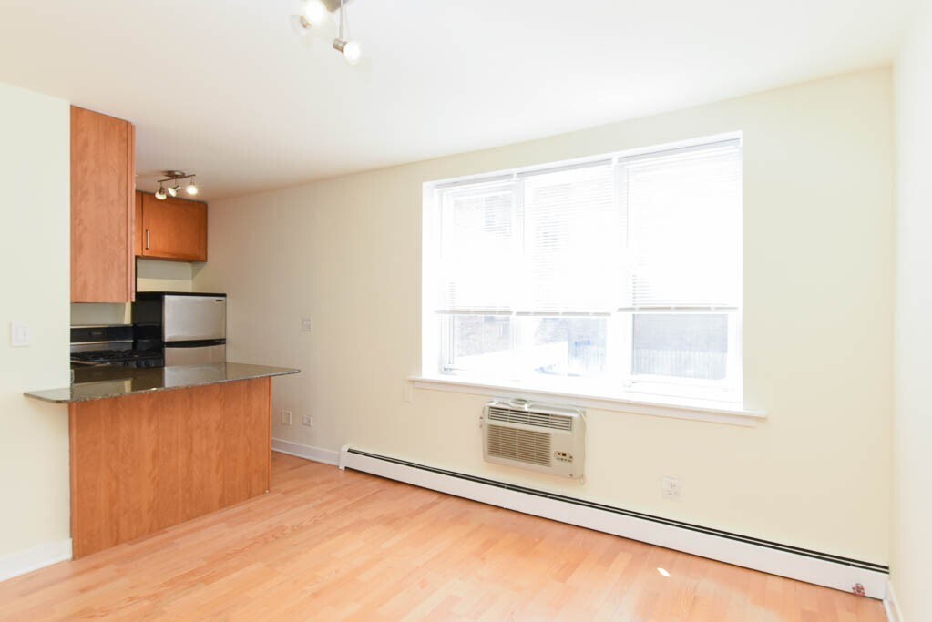 Building Photo - 628 W Wrightwood Ave