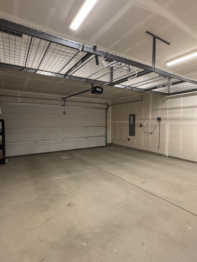 Building Photo - Spacious 4-Bedroom Home in a Great Neighborhood