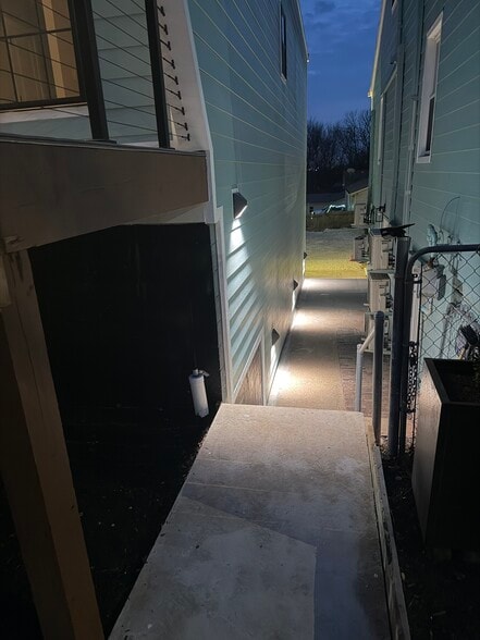 Building Photo - 833 W Stone St