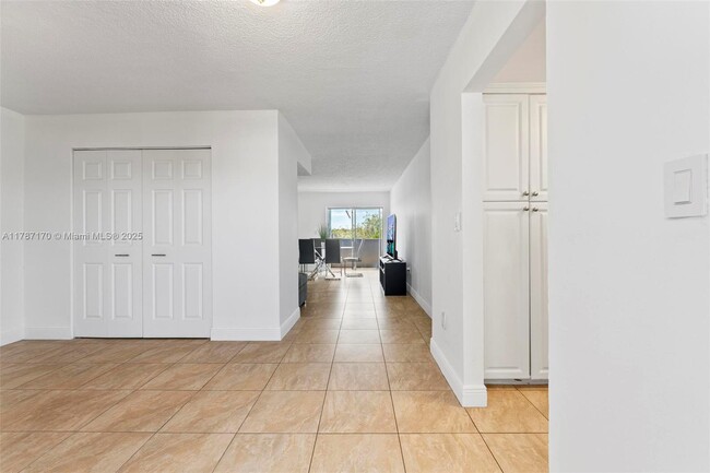 Building Photo - 9375 Fontainebleau Blvd