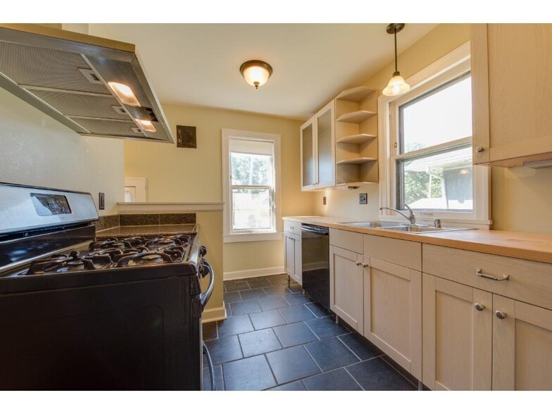 Building Photo - 1674 St Clair Ave