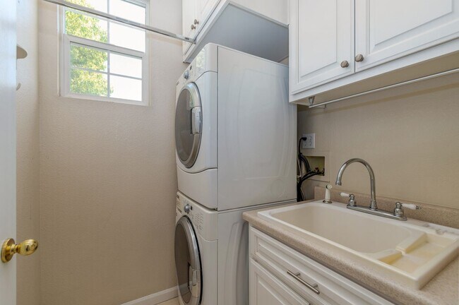 Building Photo - 3102 Cassia Ct