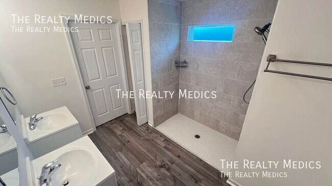 Building Photo - 2498 Cogan Dr