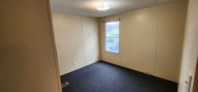 Building Photo - Available now, three bed two full bath sin...