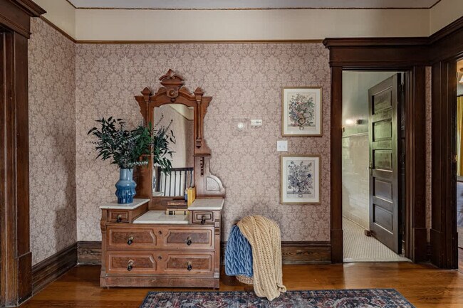 Building Photo - 258 W Market St