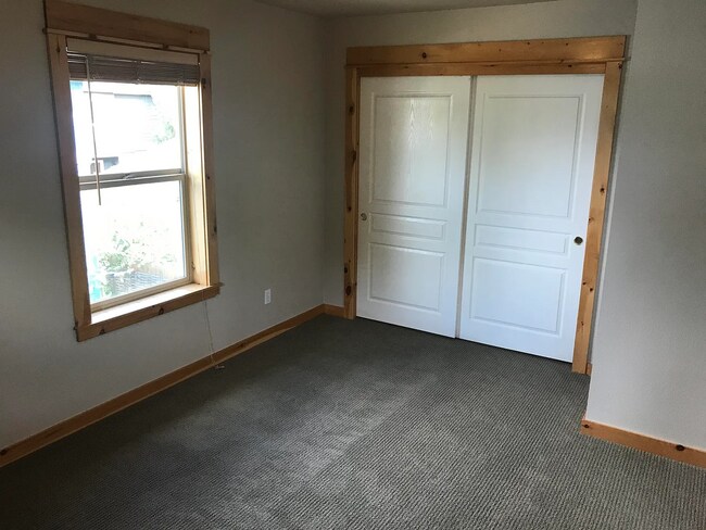 Building Photo - 312 NE 4th St