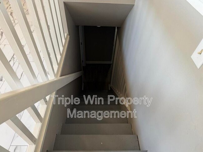 Building Photo - 1665 Queens Dr