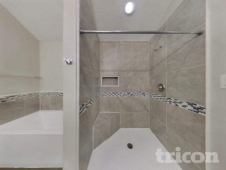 Building Photo - 15614 Fox Springs Dr