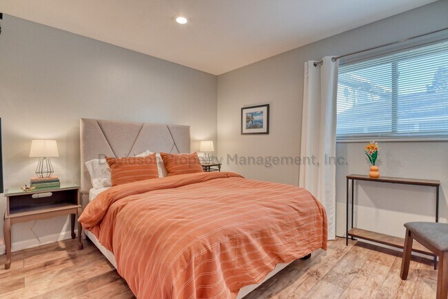 Building Photo - Cozy Updated 2 Bedroom Townhouse in Central Colorado Springs