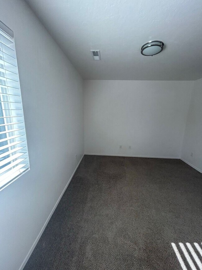 Building Photo - 3 Bedroom plus Loft For Rent! Victory Sout...