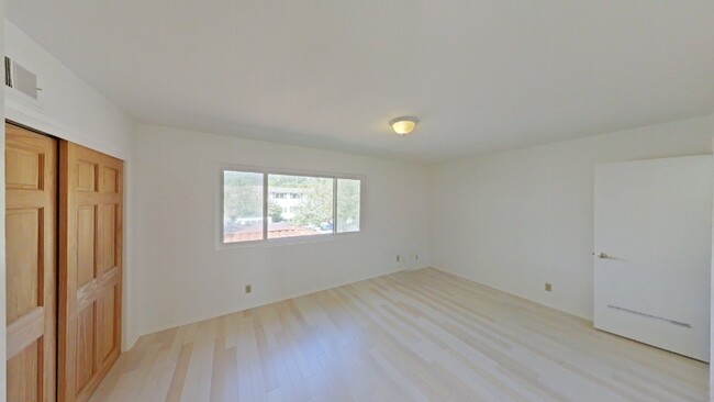 Building Photo - Spacious 3-Bedroom Townhome with Private L...