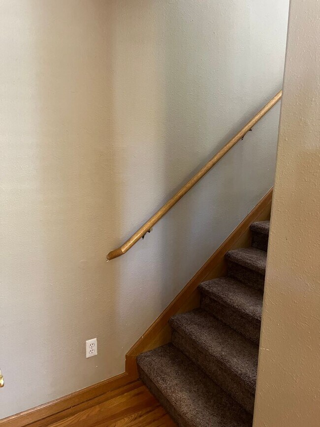 Building Photo - AVAILABLE NOW - BEAUTIFUL 6 bedroom home F...