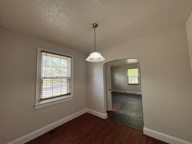 Building Photo - 282 Windsor Dr