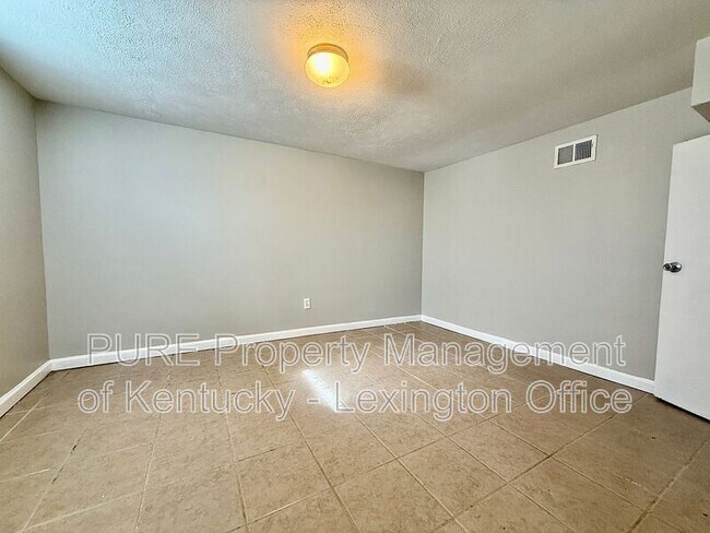 Building Photo - 829 Darley Dr