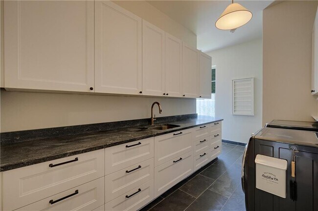 Building Photo - 3570 Knollwood Dr NW