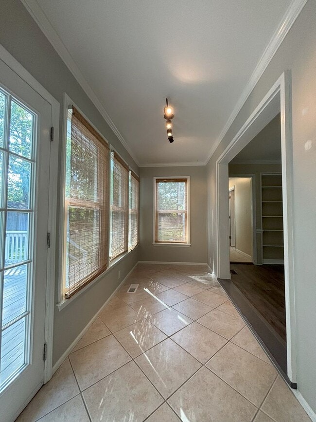 Building Photo - Pretty on Pine Valley