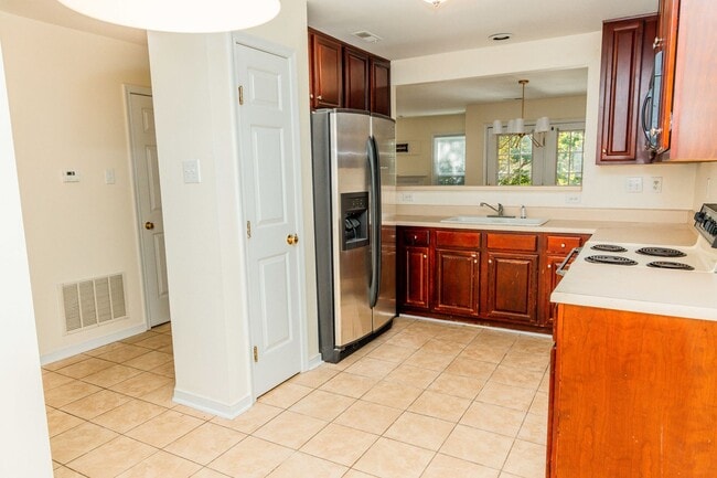 Building Photo - Lovely 3 bedroom, 2.5 Bathroom townhouse s...