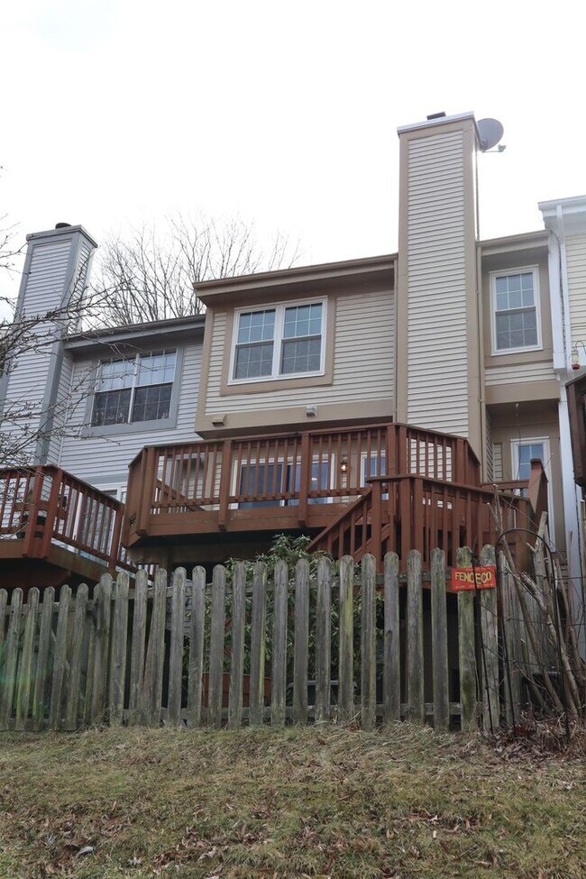 Building Photo - Charming Townhome Nestled in a Private Cul...