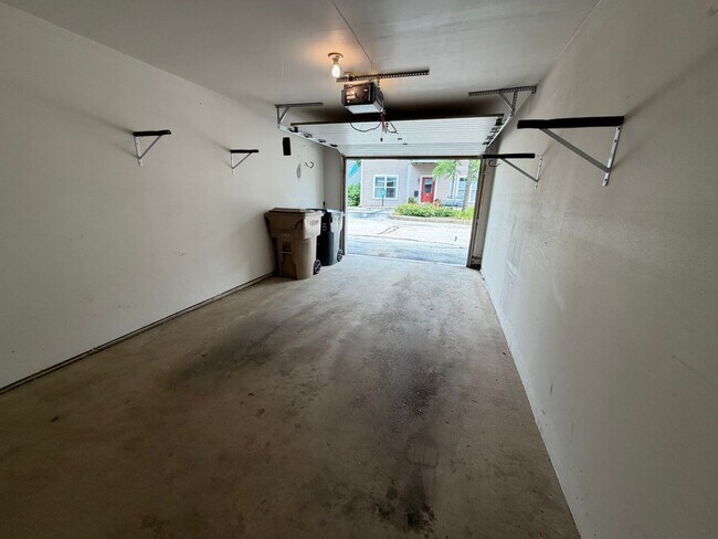 Building Photo - 635 E Dayton St