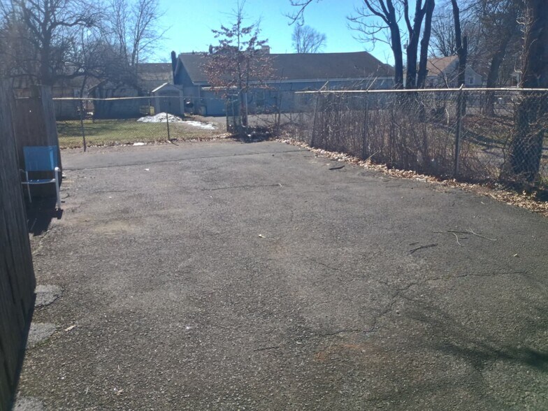 Building Photo - 37 Reservoir Ave