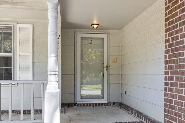 Building Photo - Charming Rental in Central Location