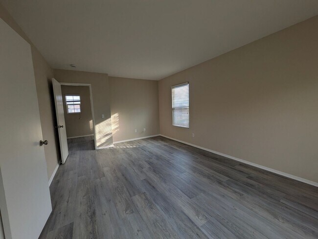 Building Photo - Beautiful 3 bedroom home